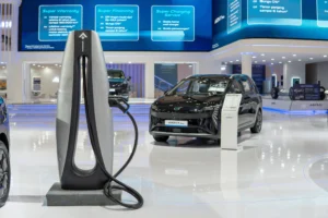 AION sedang diisi daya di stasiun pengisian di area perkotaan Jabodetabek