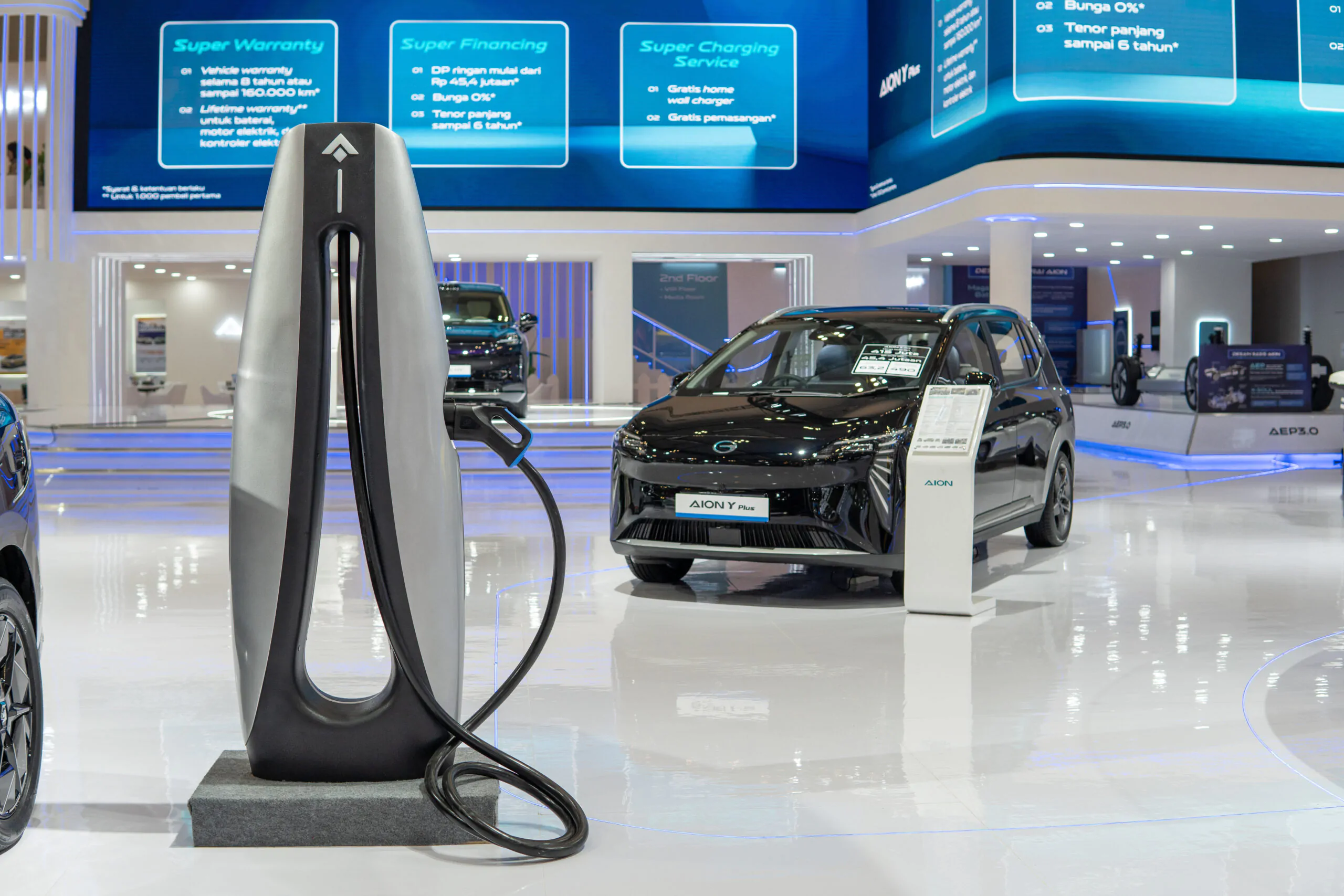 AION sedang diisi daya di stasiun pengisian di area perkotaan Jabodetabek